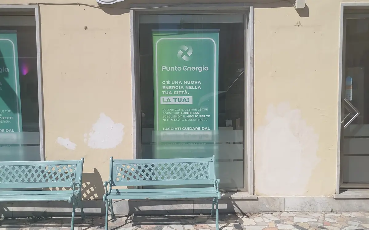 Esterno della sede Punto Energia a Marina di Carrara